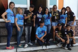 Equipe de Repórteres e alunos em frente à cabine do RJ, na Vila da Imprensa.